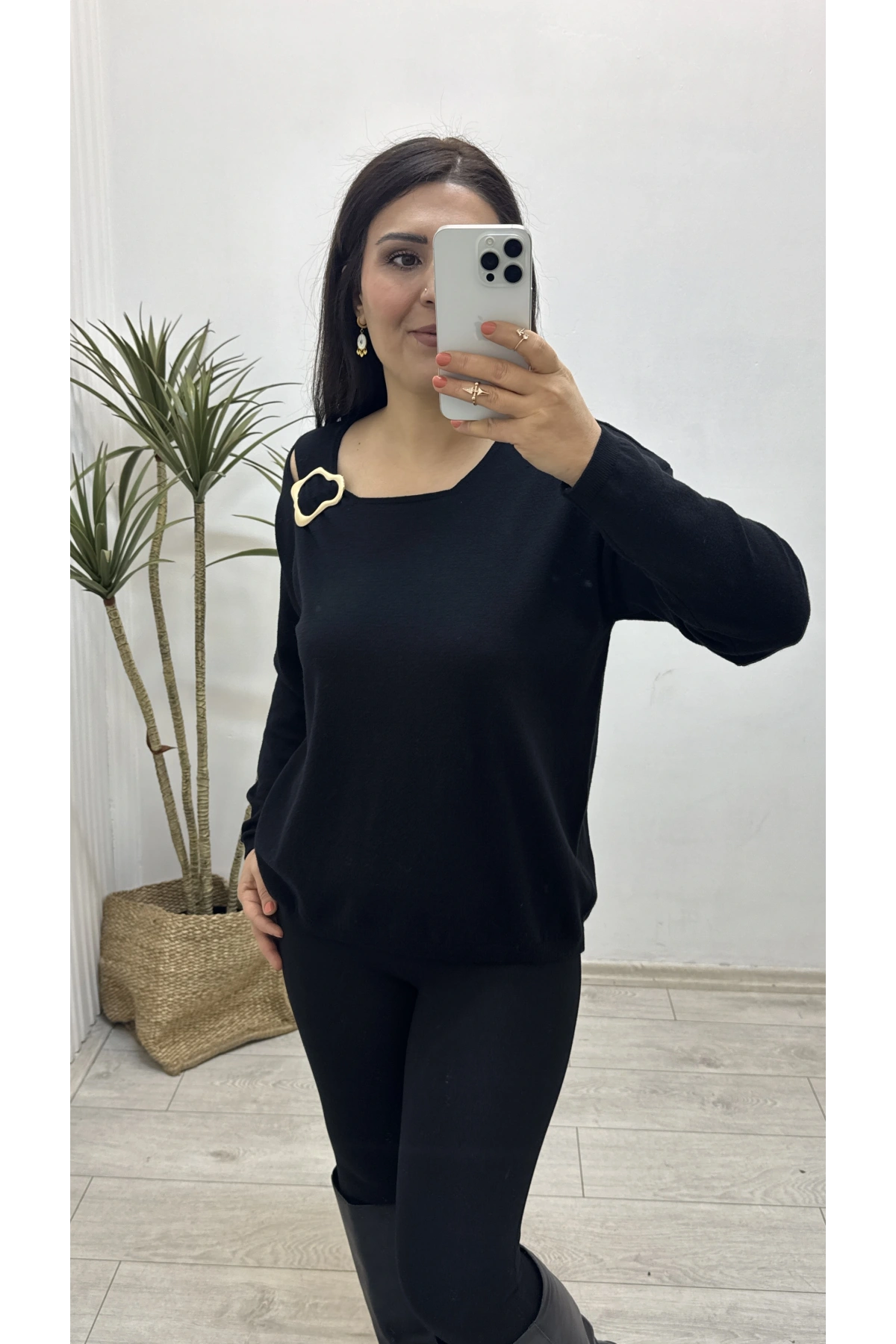 Yaka Aksesuarlı Siyah Triko Bluz