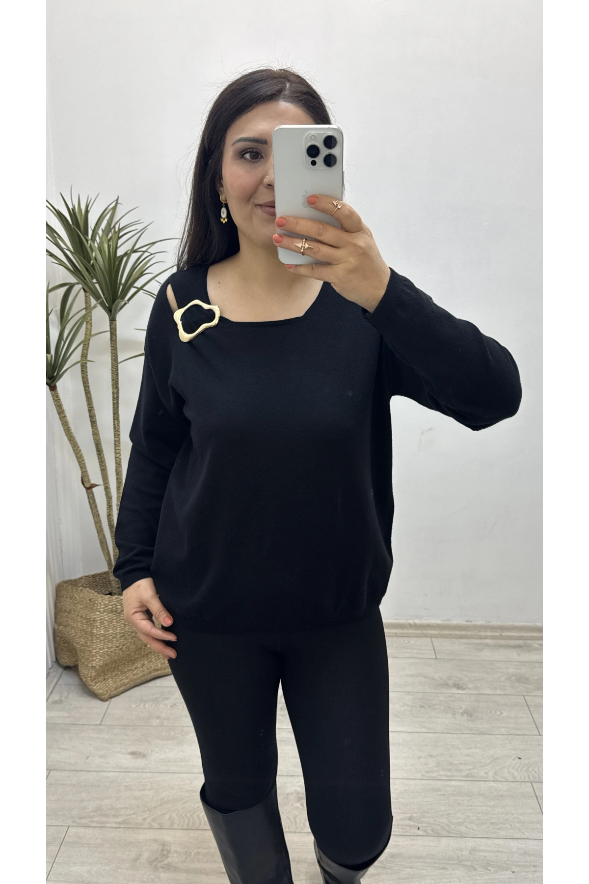 Yaka Aksesuarlı Siyah Triko Bluz