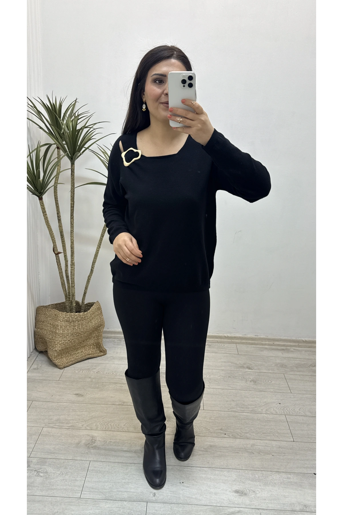 Yaka Aksesuarlı Siyah Triko Bluz