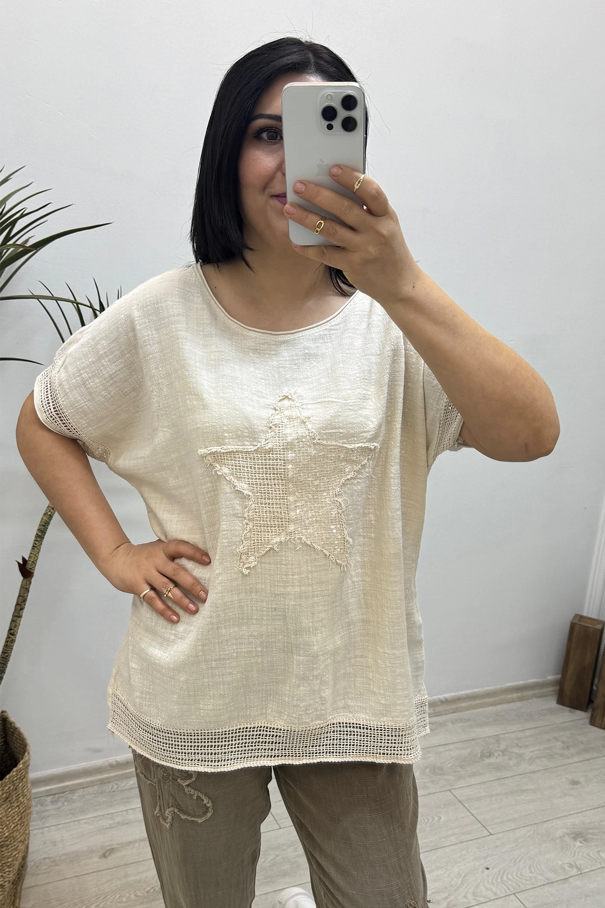 Yıldız Detaylı Krem Keten Bluz