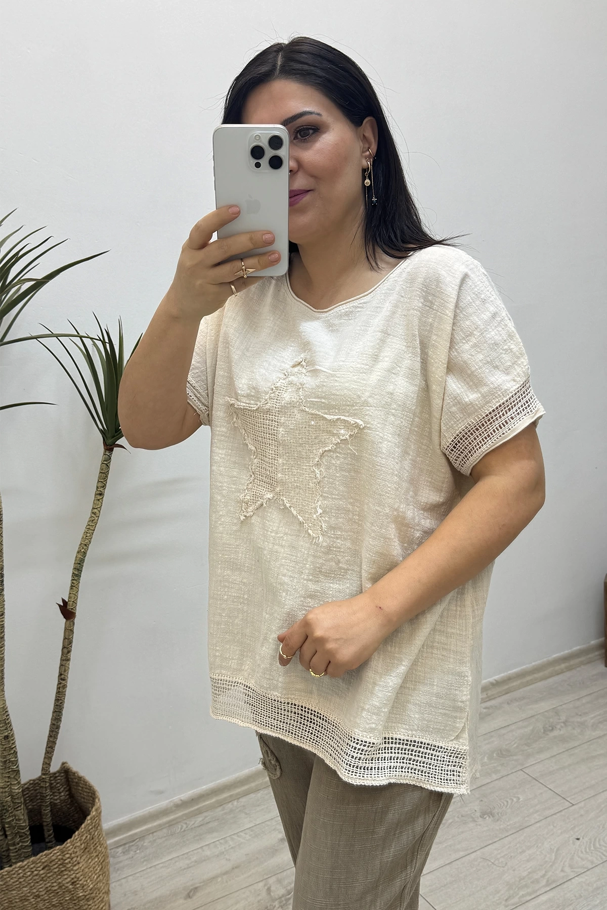 Yıldız Detaylı Krem Keten Bluz