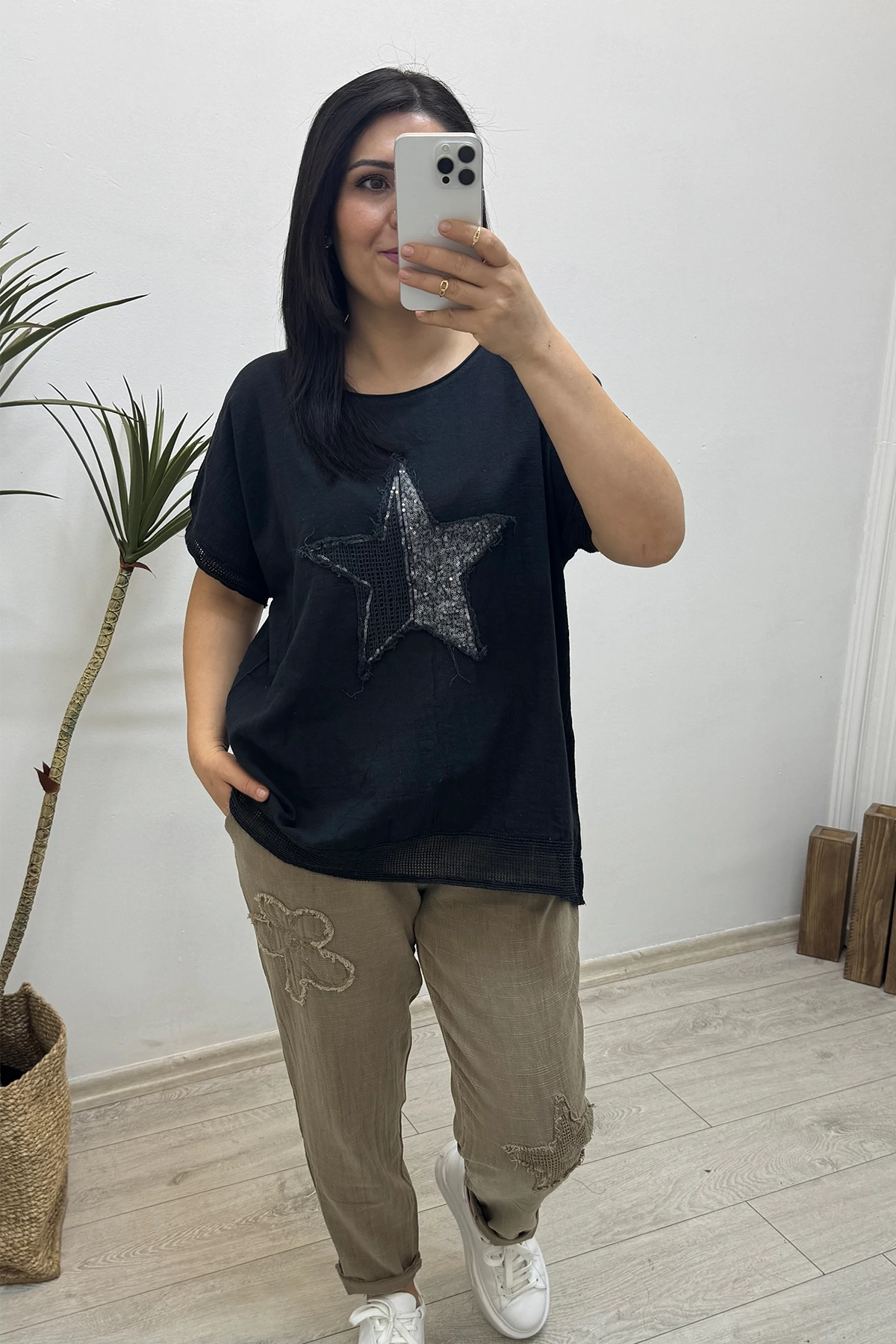 Yıldız Detaylı Siyah Keten Bluz