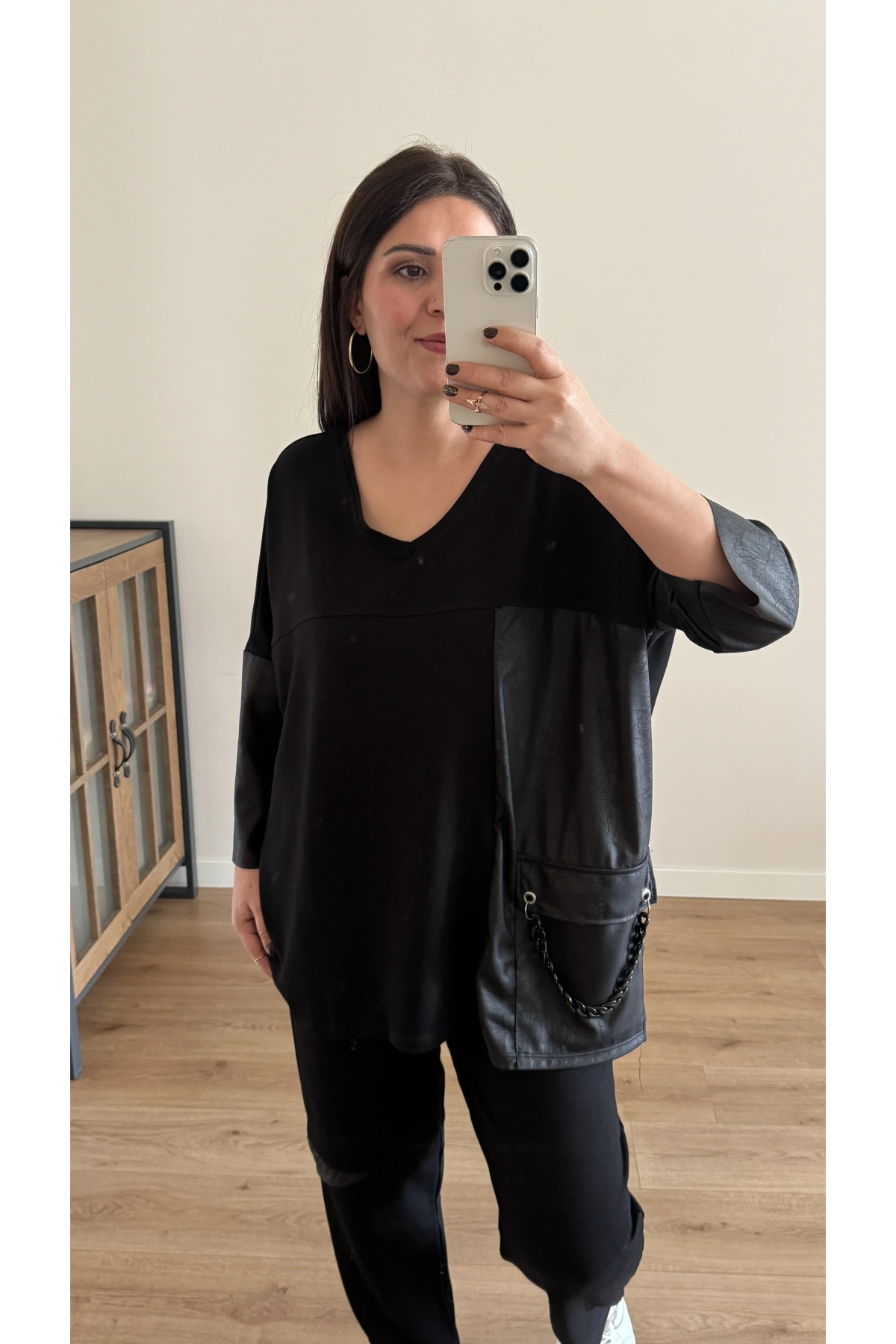 Zincir Aksesuarlı Siyah Bluz