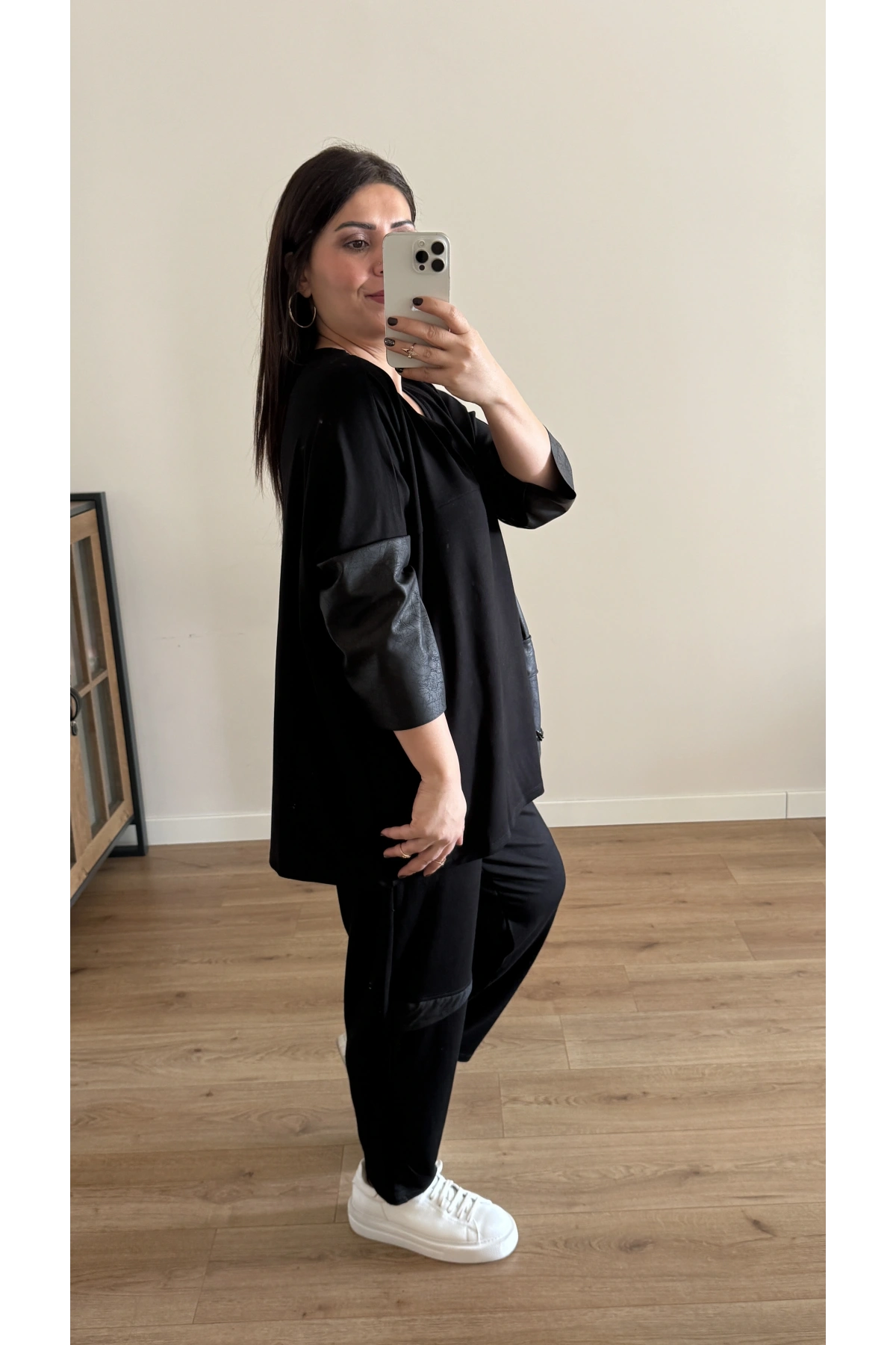 Zincir Aksesuarlı Siyah Bluz