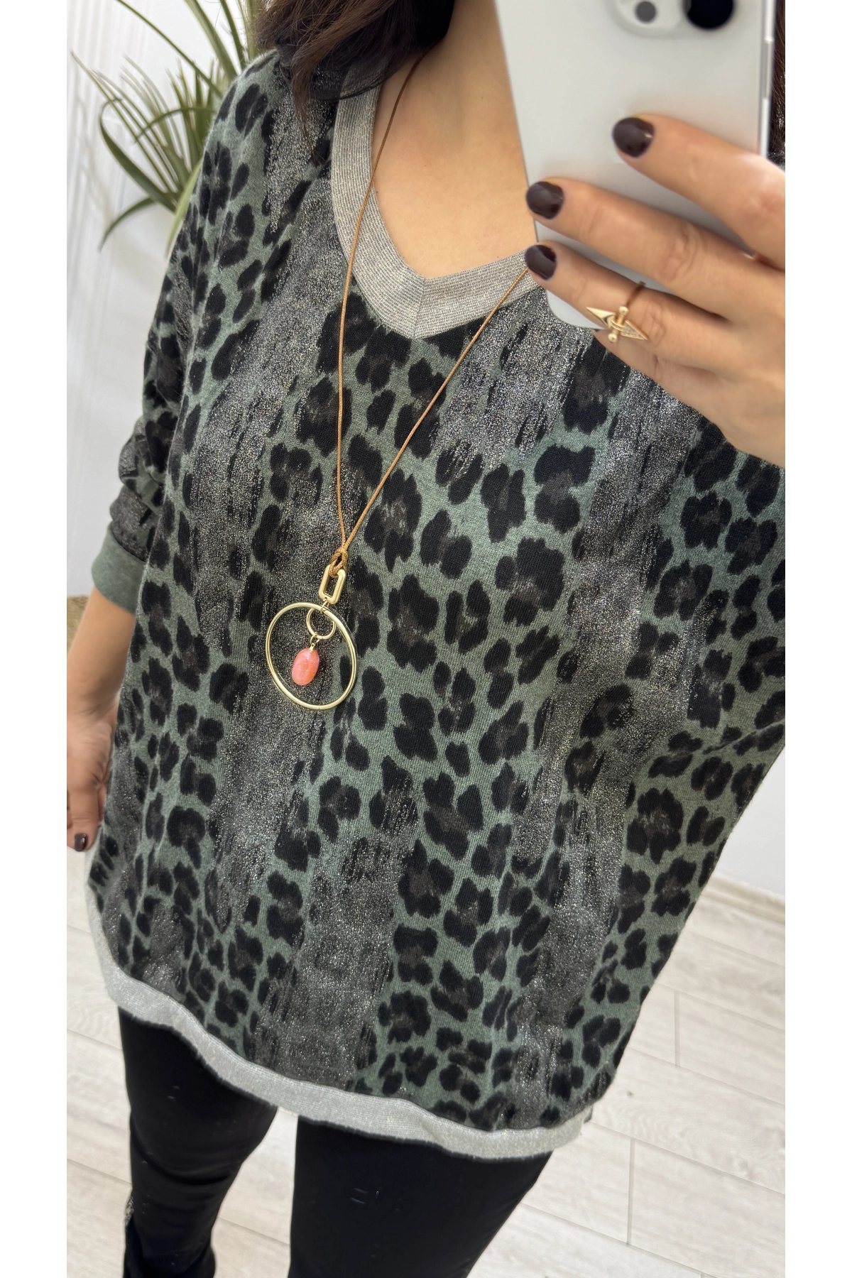 Leopar Sim Baskılı Yeşil  V Yaka Bluz
