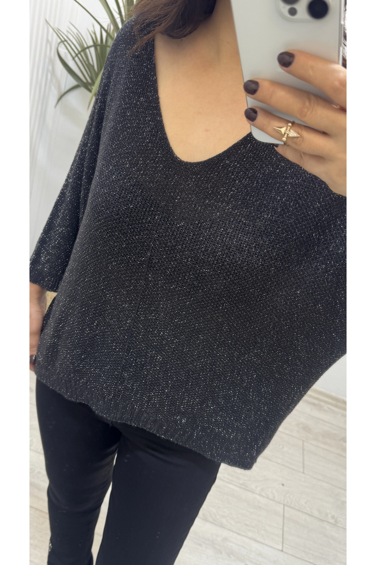 V Yaka Siyah Simli Triko Bluz
