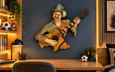 Gitar Çalan Neşeli Müzisyen