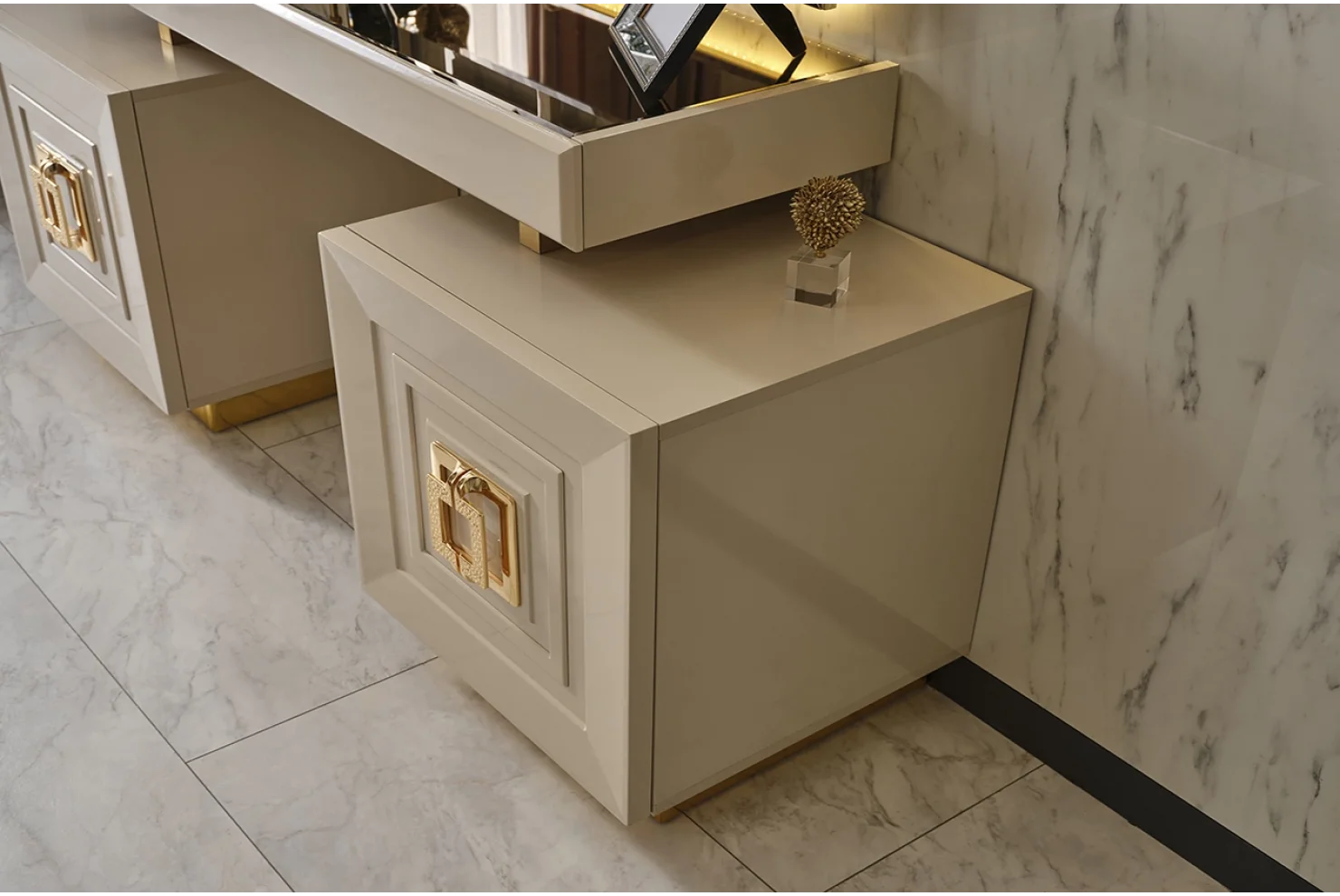 Petra Şifonyer ve Ayna