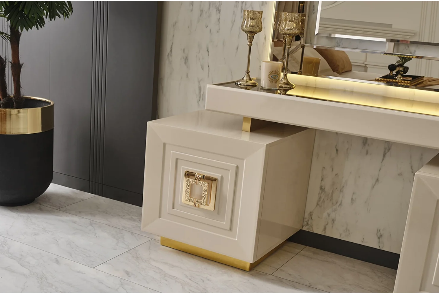 Petra Şifonyer ve Ayna