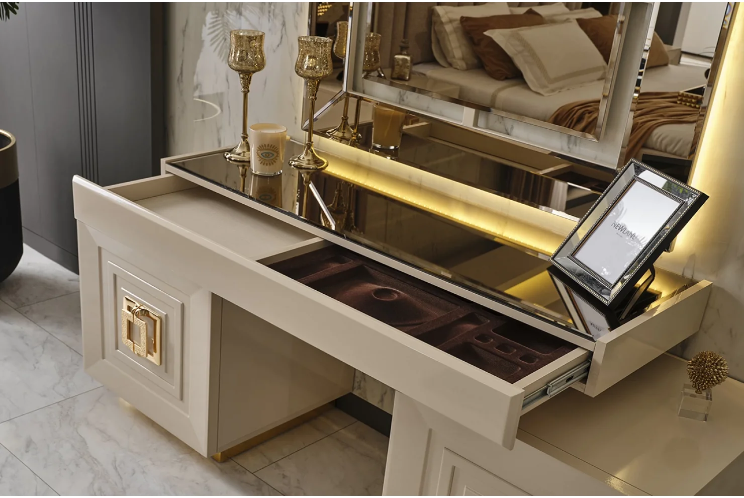 Petra Şifonyer ve Ayna