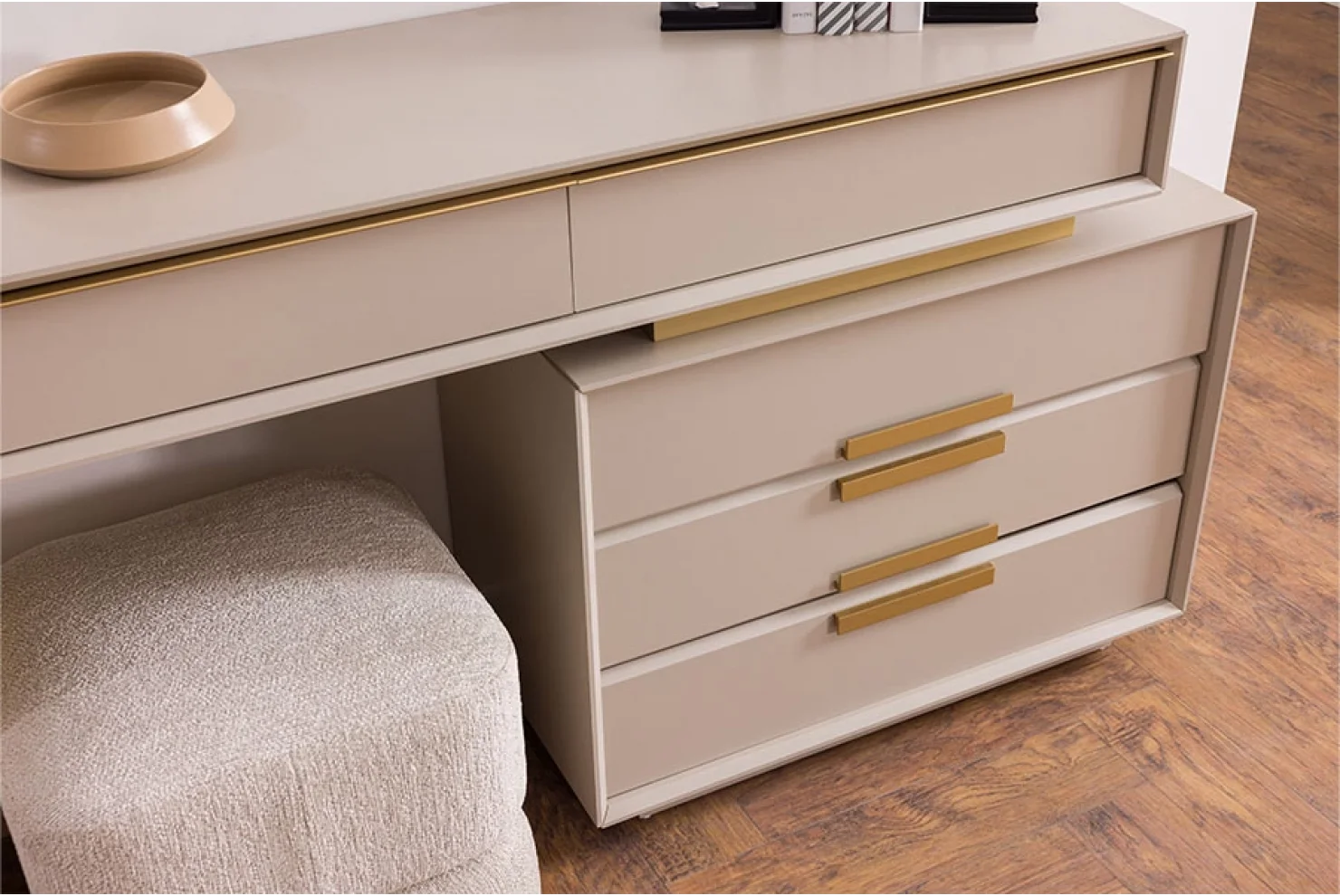 Gloria Yatak Odası Takımı Dolap | 2 li Çekmeceli (G93*Y222*D58) 1 Adet - Dolap 2 li Raflı (G93*Y222*D58) 1 Adet - Dolap Tekli Raflı (G46,5*Y222*D58) 1 Adet - Şifonyer(G140*Y89*D44) 1 Adet - Şifonyer Aynası (89*89*2) 1 Adet - Komodin (G65*Y50*D44) 2 Adet -