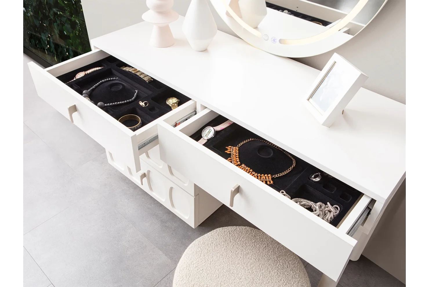 Mila Şifonyer ve Ayna