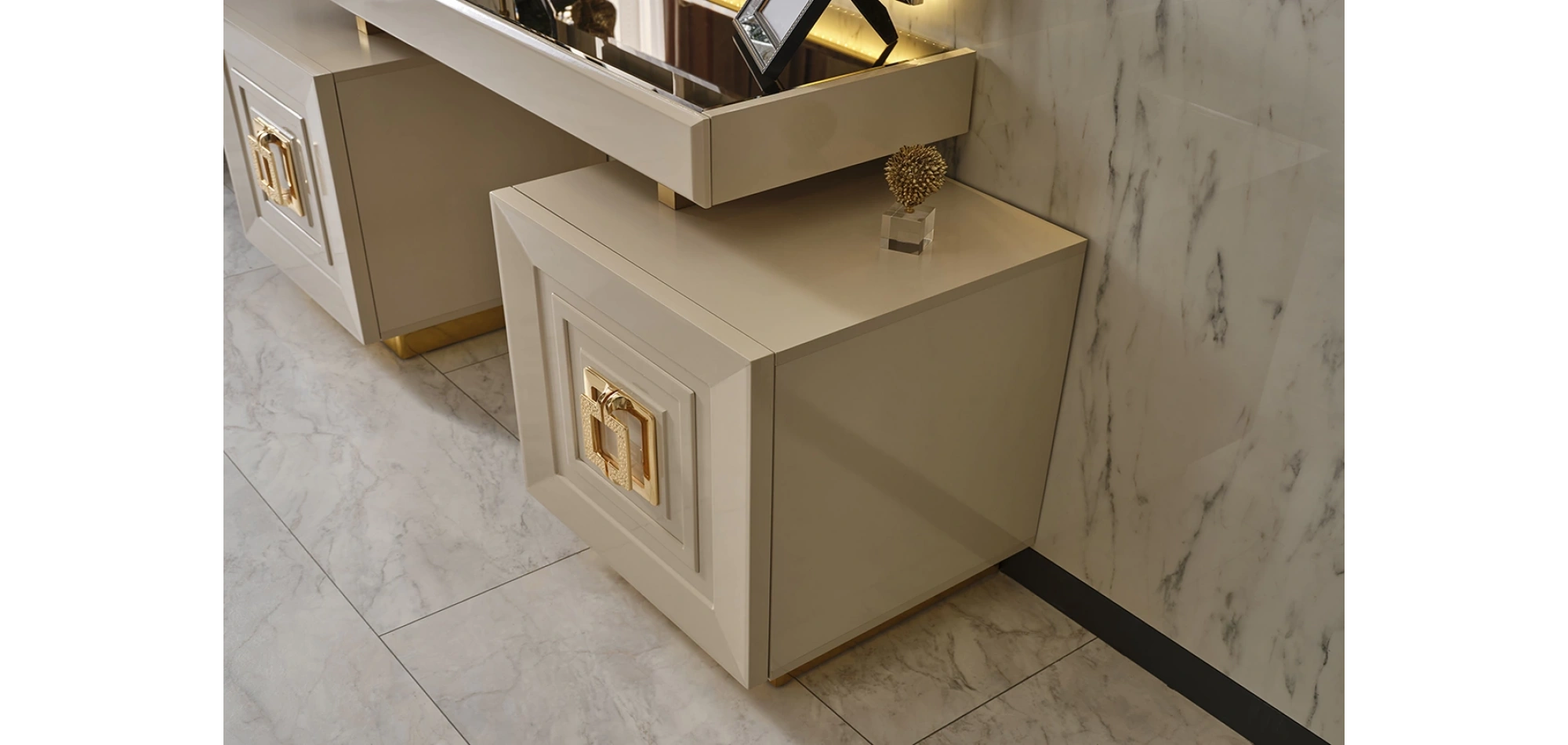 Petra Şifonyer ve Ayna