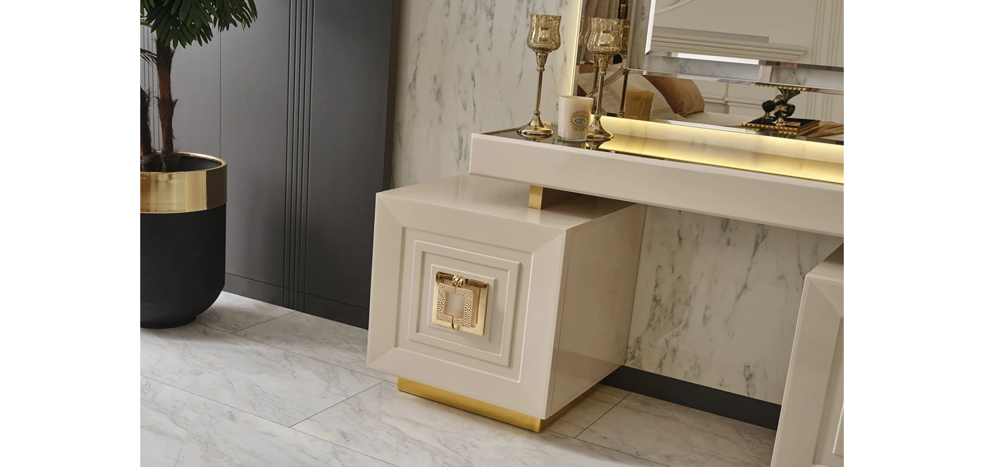 Petra Şifonyer ve Ayna