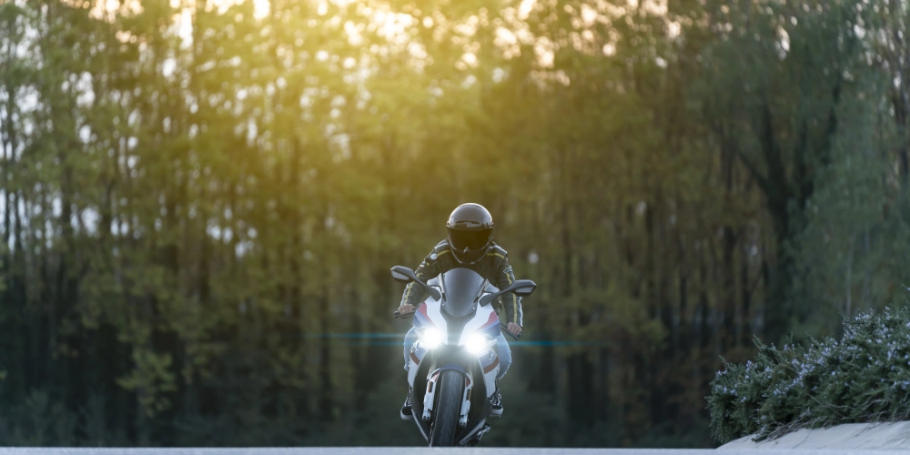 Motosiklet Farları ve LED Aydınlatma Sistemleri: Hangi Model Daha İyi?