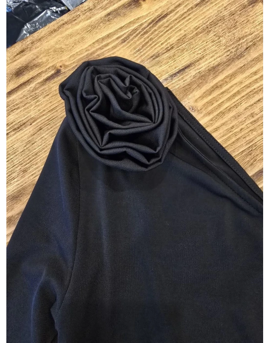 ÇIKARILABİLİR GÜL DETAYLI TEK OMUZ ŞIK BLUZ-SİYAH