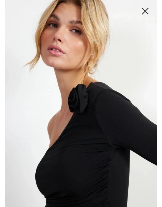 ÇIKARILABİLİR GÜL DETAYLI TEK OMUZ ŞIK BLUZ-SİYAH