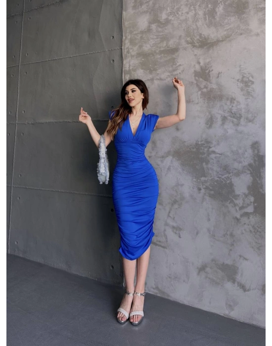 YANLARI BÜZGÜ DETAYLI V YAKA DEKOLTE SİYAH ELBİSE