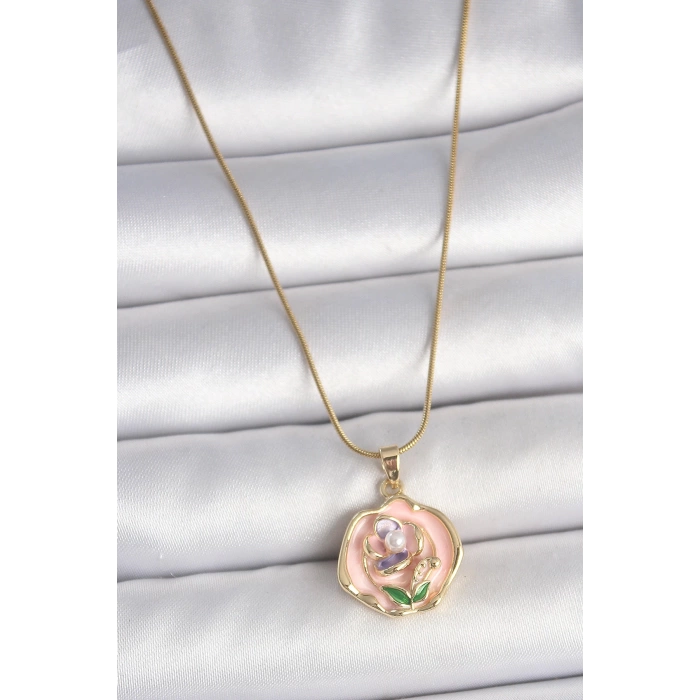 316L Çelik Gold Renk Zincir Pembe Renkli Çiçek İşlemeli İnci Detay Portre Model Kadın Kolye
