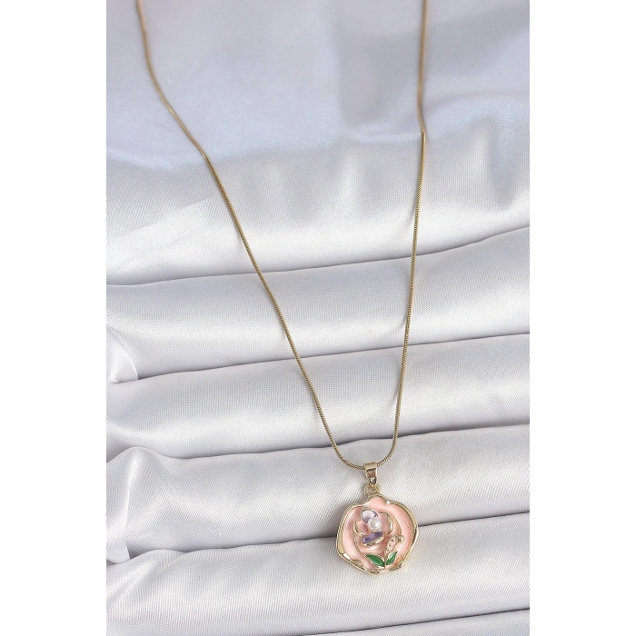 316L Çelik Gold Renk Zincir Pembe Renkli Çiçek İşlemeli İnci Detay Portre Model Kadın Kolye