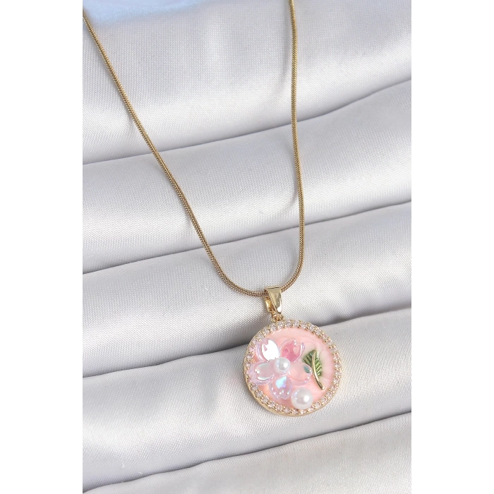 316L Çelik Gold Renk Zincir Zirkon Taşlı Pembe Mineli Çiçek İşlemeli İnci Detay Portre Model Kadın Kolye