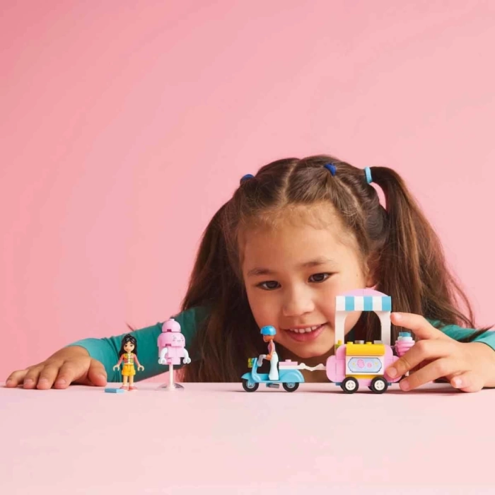 Nessiworld LEGO Friends Pamuk Şeker Standı ve Scooter 42643