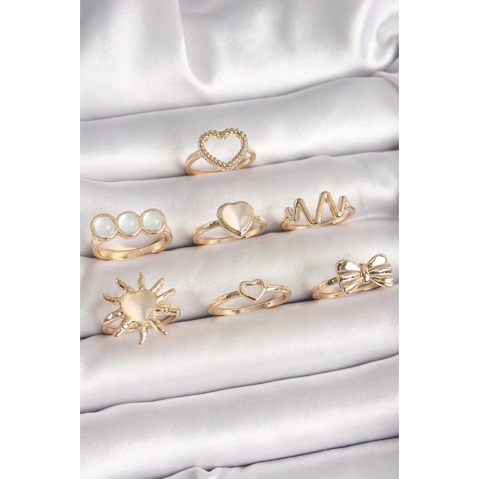 Pirinç Gold Renk Beyaz Mineli Kalp Model Kurdele Detay Kadın Yüzük Kombini