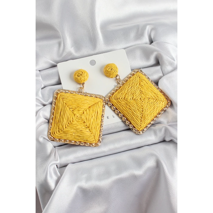 Sarı Kare Figürlü Hasır Örgü Model Gold Renk Kadın Küpe