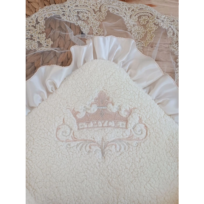 Yenidoğan Wool Yün Kumaş Taç Nakışlı Güpür Duvaklı Fiyonk Prizma Taş Unisex Kundak Bebek Battaniyesi