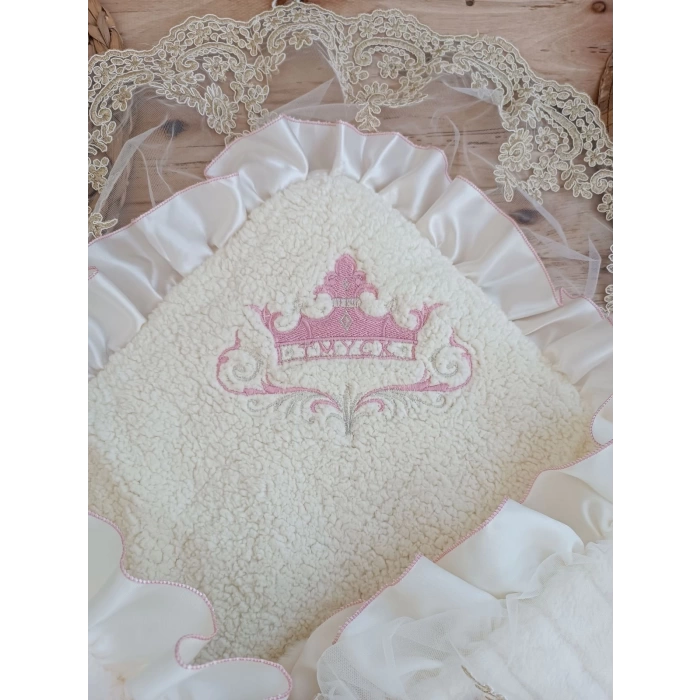 Yenidoğan Wool Yün Kumaş Taç Nakışlı Güpür Duvaklı Fiyonk Prizma Taş Unisex Kundak Bebek Battaniyesi
