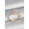 Pirinç Gold Renk Beyaz Mineli Pembe Zirkon Taşlı Çiçek Model Kadın Yüzük