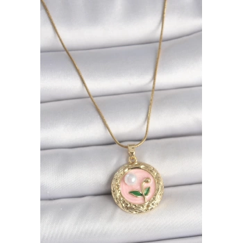 316L Çelik Gold Renk Zincir Pembe Çiçek İşlemeli inci Detay Portre Model Kadın Kolye