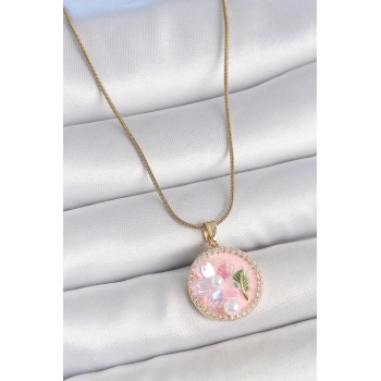 316L Çelik Gold Renk Zincir Zirkon Taşlı Pembe Mineli Çiçek İşlemeli İnci Detay Portre Model Kadın Kolye