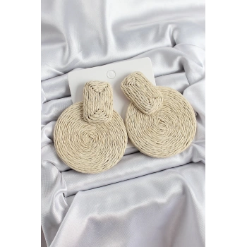 Bej Daire Figürlü Hasır Örgü Model Gold Renk Kadın Küpe