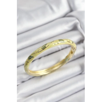 Mineli Pirinç Fıstık Yeşili Yaprak Motifli Gold Renk Kadın Kelepçe