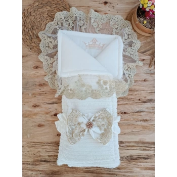 Yenidoğan Beyaz Wool Yün Kumaş Taç Nakışlı Trilüks Kundak Bebek Battaniyesi