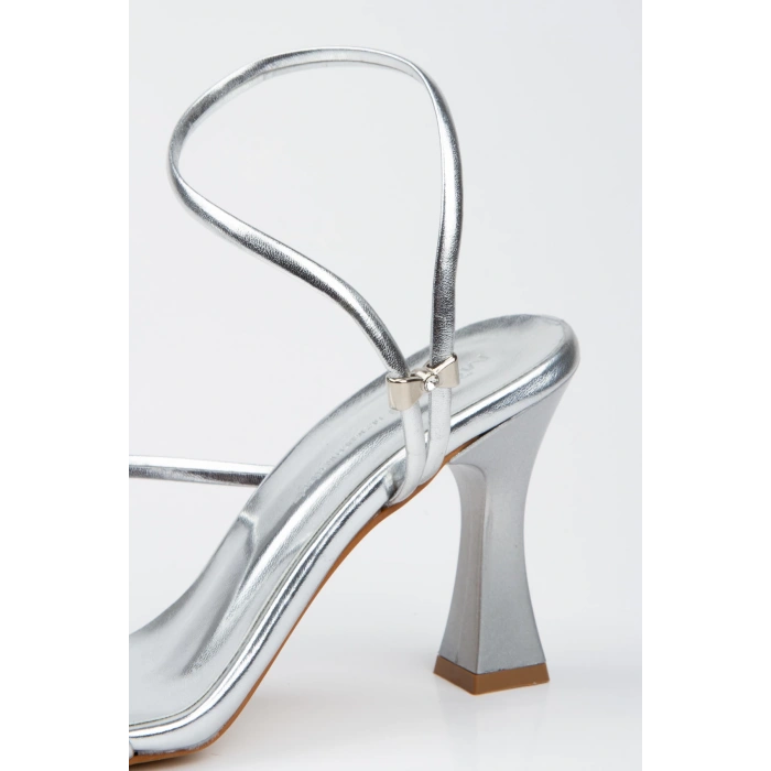 Kadın Yazlık Gümüş Suni Deri Topuklu Ayakkabı