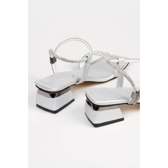 Gümüş Taşlı Tek Bant Bilekten Ayarlamalı Tarz Topuklu Ayakkabı