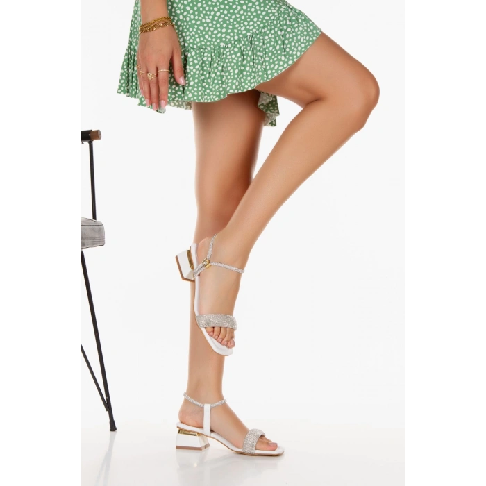 Beyaz Taşlı Tek Bant Bilekten Ayarlamalı Tarz Topuklu Ayakkabı