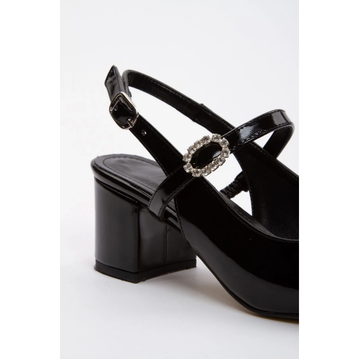 Kadın Siyah Küt Burunlu Tokalı Ayakkabı