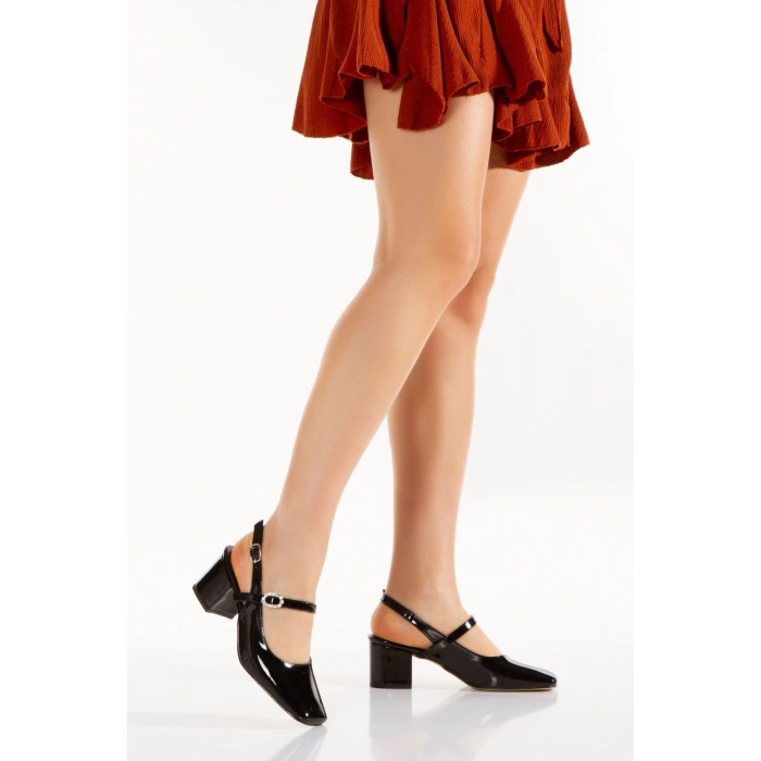 Kadın Siyah Küt Burunlu Tokalı Ayakkabı