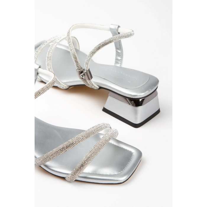 Gümüş Çift Sıra Taş İşleme Bilekten Ayarlamalı Ayakkabı