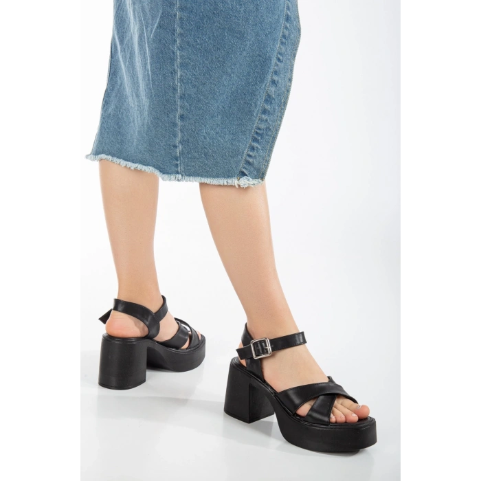 Siyah 8 cm Hazır Tabanlı Çapraz Sandalet