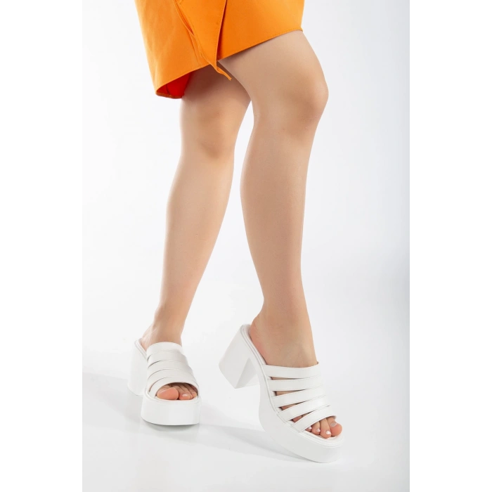 8 cm Hazır Tabanlı Bol Biyeli Terlik Beyaz