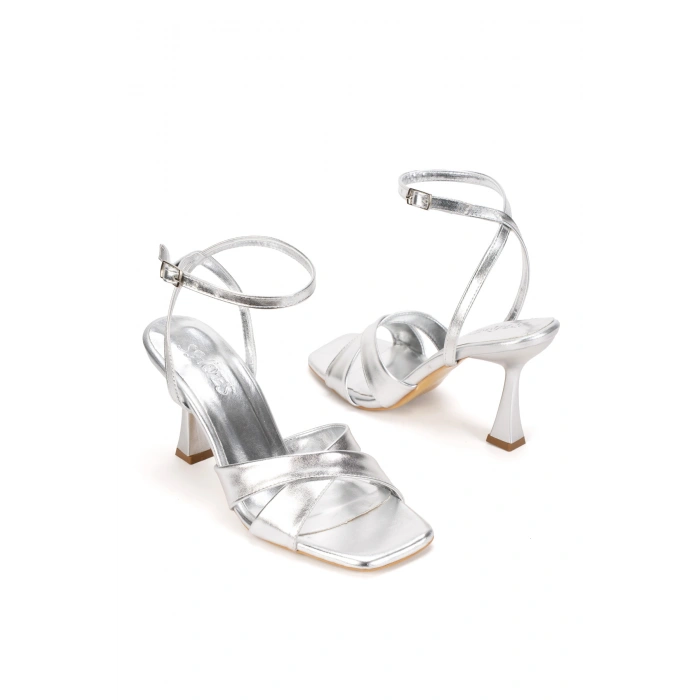 Kadın Gümüş Çapraz Bantlı Bilekten Bağlamalı Ayakkabı