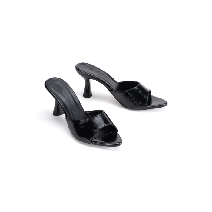 Siyah Rugan Tek Bantlı Özel Üretim Kalın Topuklu Terlik