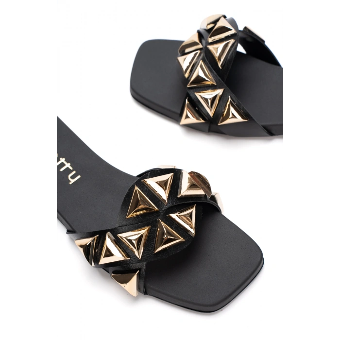Kadın Siyah Tek Bantlı Gold Aksesuarlı Terlik