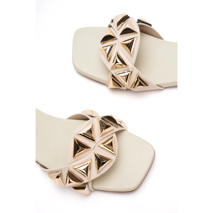 Kadın Bej Tek Bantlı Gold Aksesuarlı Terlik