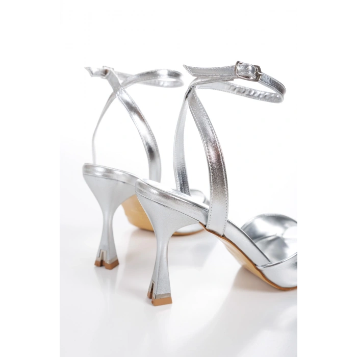 Gümüş İnce Tarz Topuklu Bilekten Bağlamalı Ayakkabı ve Çanta Takımı