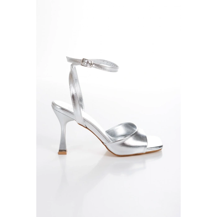 Gümüş İnce Tarz Topuklu Bilekten Bağlamalı Ayakkabı ve Çanta Takımı